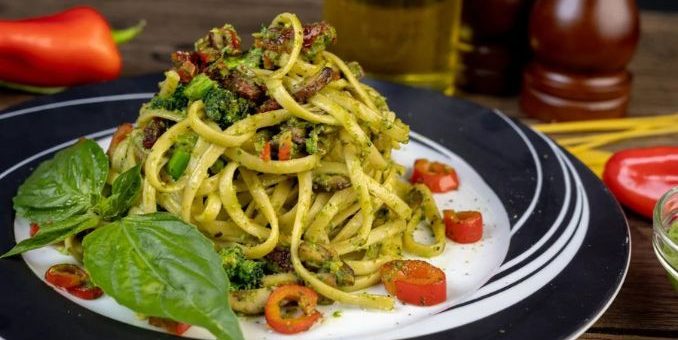 pasta-with-green-vegetable-on-white-and-black-ceramic-plate