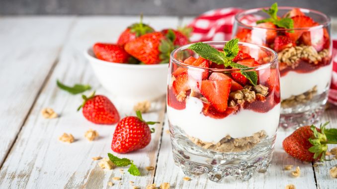 greek-yogurt-parfait-strawberry